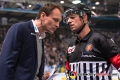 Coach Pavel Gross (Adler Mannheim) beschwert sich beim Hauptschiedsrichter in der Hauptrundenbegegnung der Deutschen Eishockey Liga zwischen dem EHC Red Bull München und den Adler Mannheim am 09.12.2018.