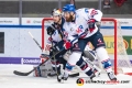 Matt Stajan (EHC Red Bull Muenchen)  und Thomas Larkin (Adler Mannheim) vor dem Tor von Dennis Endras (Torwart, Adler Mannheim) in der Hauptrundenbegegnung der Deutschen Eishockey Liga zwischen dem EHC Red Bull München und den Adler Mannheim am 09.12.2018.