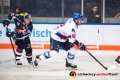 Chad Kolarik (Adler Mannheim) verfolgt von Ryan Button (EHC Red Bull Muenchen) in der Hauptrundenbegegnung der Deutschen Eishockey Liga zwischen dem EHC Red Bull München und den Adler Mannheim am 09.12.2018.