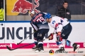 David Wolf (Adler Mannheim) geggen John Mitchell (EHC Red Bull Muenchen) in der Hauptrundenbegegnung der Deutschen Eishockey Liga zwischen dem EHC Red Bull München und den Adler Mannheim am 09.12.2018.