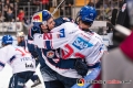 Gerangel an der Bande zwischen Jakob Mayenschein (EHC Red Bull Muenchen) und Cody Lampl (Adler Mannheim) in der Hauptrundenbegegnung der Deutschen Eishockey Liga zwischen dem EHC Red Bull München und den Adler Mannheim am 09.12.2018.