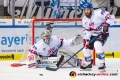 Dennis Endras (Torwart, Adler Mannheim) und Thomas Larkin (Adler Mannheim) in der Hauptrundenbegegnung der Deutschen Eishockey Liga zwischen dem EHC Red Bull München und den Adler Mannheim am 09.12.2018.