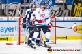 Yasin Ehliz (EHC Red Bull Muenchen) zwischen Dennis Endras (Torwart, Adler Mannheim) und Sinan Akdag (Adler Mannheim) in der Hauptrundenbegegnung der Deutschen Eishockey Liga zwischen dem EHC Red Bull München und den Adler Mannheim am 09.12.2018.