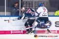 Zweikampf zwischen John Mitchell (EHC Red Bull Muenchen) und Sinan Akdag (Adler Mannheim) in der Hauptrundenbegegnung der Deutschen Eishockey Liga zwischen dem EHC Red Bull München und den Adler Mannheim am 09.12.2018.