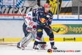 Maximilian Kastner (EHC Red Bull Muenchen) vor Dennis Endras (Torwart, Adler Mannheim) in der Hauptrundenbegegnung der Deutschen Eishockey Liga zwischen dem EHC Red Bull München und den Adler Mannheim am 09.12.2018.