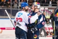 Shakehands zwischen Cody Lampl (Adler Mannheim) und Mark Voakes (EHC Red Bull Muenchen) in der Hauptrundenbegegnung der Deutschen Eishockey Liga zwischen dem EHC Red Bull München und den Adler Mannheim am 09.12.2018.