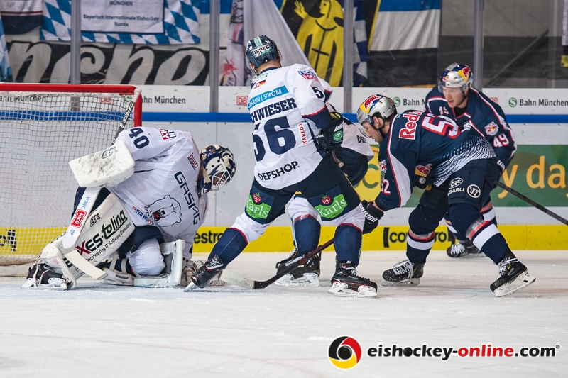Kevin Poulin (Torwart, Eisbaeren Berlin), Martin Buchwieser (Eisbaeren Berlin) und Micki DuPont (Eisbaeren Berlin) gegen Patrick Hager (EHC Red Bull Muenchen) und Mark Voakes (EHC Red Bull Muenchen) in der Hauptrundenbegegnung der Deutschen Eishockey Liga zwischen dem EHC Red Bull München und den Eisbären Berlin am 01.11.2018.
