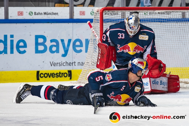 Keith Aulie (EHC Red Bull Muenchen) und Danny aus den Birken (Torwart, EHC Red Bull Muenchen) beim Unterzahlspiel in der Hauptrundenbegegnung der Deutschen Eishockey Liga zwischen dem EHC Red Bull München und den Eisbären Berlin am 01.11.2018.