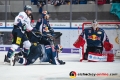 Daryl Boyle (EHC Red Bull Muenchen), Jakob Mayenschein (EHC Red Bull Muenchen) und Danny aus den Birken (Torwart, EHC Red Bull Muenchen) gegen Marcel Noebels (Eisbaeren Berlin) in der Hauptrundenbegegnung der Deutschen Eishockey Liga zwischen dem EHC Red Bull München und den Eisbären Berlin am 01.11.2018.