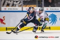 Mark Voakes (EHC Red Bull Muenchen) im Zweikampf mit Colin Smith (Eisbaeren Berlin) in der Hauptrundenbegegnung der Deutschen Eishockey Liga zwischen dem EHC Red Bull München und den Eisbären Berlin am 01.11.2018.