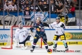 Maximilian Kastner (EHC Red Bull Muenchen) erhielt fuer diesen Stockschlag gegen Mark Cundari (Eisbaeren Berlin) eine Strafe in der Hauptrundenbegegnung der Deutschen Eishockey Liga zwischen dem EHC Red Bull München und den Eisbären Berlin am 01.11.2018.