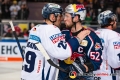 Shakehands zwischen Jens Baxmann (Eisbaeren Berlin) und Patrick Hager (EHC Red Bull Muenchen) nach der Hauptrundenbegegnung der Deutschen Eishockey Liga zwischen dem EHC Red Bull München und den Eisbären Berlin am 01.11.2018.