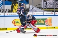 Mark Voakes (EHC Red Bull Muenchen) und Danny aus den Birken (Torwart, EHC Red Bull Muenchen) bei Aufräumarbeiten nach einer Auseinandersetzung in der Hauptrundenbegegnung der Deutschen Eishockey Liga zwischen dem EHC Red Bull München und den Eisbären Berlin am 01.11.2018.