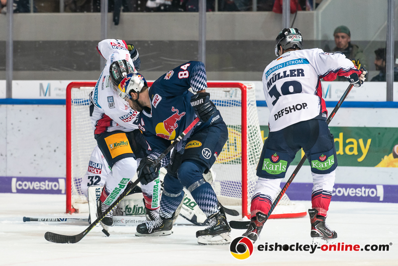 John Ramage (Eisbaeren Berlin), Trevor Parkes (EHC Red Bull Muenchen) und Jonas Mueller (Eisbaeren Berlin) vor dem Tor von Sebastian Dahm (Torwart, Eisbaeren Berlin) in der Hauptrundenbegegnung der Deutschen Eishockey Liga zwischen dem EHC Red Bull München und den Eisbären Berlin am 22.09.2019.