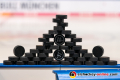 Die Pucks für das Warmup in der Hauptrundenbegegnung der Deutschen Eishockey Liga zwischen dem EHC Red Bull München und den Eisbären Berlin am 22.09.2019.