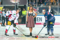 Wiesenplaymade Stella Tiana Stegmann beim Eroeffnungsbully mit Louis-Marc Aubry (Eisbaeren Berlin)  und Mark Voakes (EHC Red Bull Muenchen) im Spiel Red Bull Muenchen gegen die Eisbaeren Berlin am 22.09.2019.Foto: Heike Feiner/Eibner Pressefoto