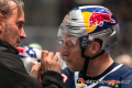 Mark Voakes (EHC Red Bull Muenchen) wird verarztet in der Hauptrundenbegegnung der Deutschen Eishockey Liga zwischen dem EHC Red Bull München und den Eisbären Berlin am 22.09.2019.