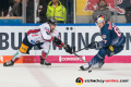 Fabian Dietz (Eisbaeren Berlin) gegen Philip Gogulla (EHC Red Bull Muenchen) in der Hauptrundenbegegnung der Deutschen Eishockey Liga zwischen dem EHC Red Bull München und den Eisbären Berlin am 22.09.2019.