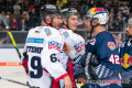 Florian Kettemer (Eisbaeren Berlin) und Leonhard Pfoederl (Eisbaeren Berlin) beim Shakehands mit Yasin Ehliz (EHC Red Bull Muenchen) in der Hauptrundenbegegnung der Deutschen Eishockey Liga zwischen dem EHC Red Bull München und den Eisbären Berlin am 22.09.2019.