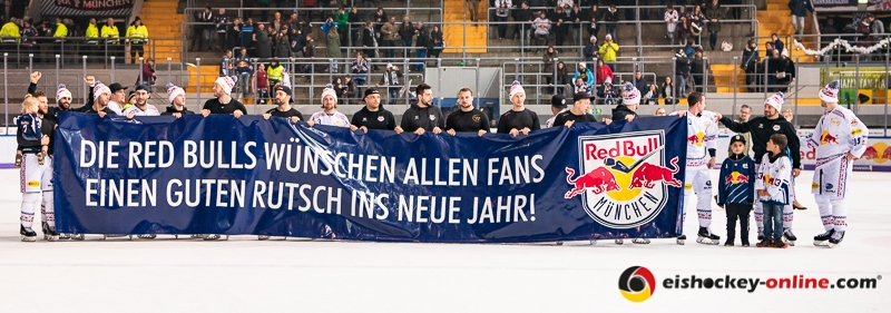 Banner der Münchner Mannschaft für die Fans nach der Hauptrundenbegegnung der Deutschen Eishockey Liga zwischen dem EHC Red Bull München und den Eisbären Berlin am 28.12.2018.