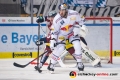 Trevor Parkes (EHC Red Bull Muenchen) vor Maximilian Adam (Eisbaeren Berlin) und Kevin Poulin (Torwart, Eisbaeren Berlin) in der Hauptrundenbegegnung der Deutschen Eishockey Liga zwischen dem EHC Red Bull München und den Eisbären Berlin am 28.12.2018.