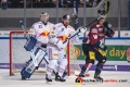 Brendan Ranford (Eisbaeren Berlin) vor Danny aus den Birken (Torwart, EHC Red Bull Muenchen) und Yannic Seidenberg (EHC Red Bull Muenchen) in der Hauptrundenbegegnung der Deutschen Eishockey Liga zwischen dem EHC Red Bull München und den Eisbären Berlin am 28.12.2018.