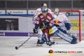 Danny aus den Birken (Torwart, EHC Red Bull Muenchen) und Andreas Eder (EHC Red Bull Muenchen) verteidigen gegen Colin Smith (Eisbaeren Berlin) in der Hauptrundenbegegnung der Deutschen Eishockey Liga zwischen dem EHC Red Bull München und den Eisbären Berlin am 28.12.2018.