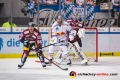 Martin Buchwieser (Eisbaeren Berlin) und Trevor Parkes (EHC Red Bull Muenchen) vor dem Tor von Kevin Poulin (Torwart, Eisbaeren Berlin) in der Hauptrundenbegegnung der Deutschen Eishockey Liga zwischen dem EHC Red Bull München und den Eisbären Berlin am 28.12.2018.