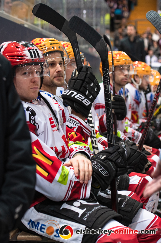 Die Bremerhavener Spieler warten die Ehrung für Michi Wolf ab in der Hauptrundenbegegnung der Deutschen Eishockey Liga zwischen dem EHC Red Bull München und den Fischtown Pinguins Bremerhaven am 03.03.2019.