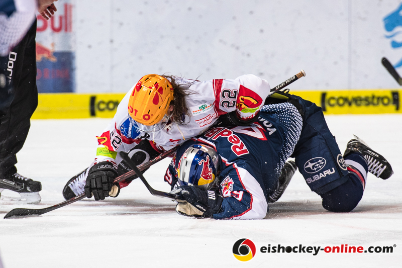 Chad Nehring (Fischtown Pinguins Bremerhaven) gegen Mark Voakes (EHC Red Bull Muenchen) in der Hauptrundenbegegnung der Deutschen Eishockey Liga zwischen dem EHC Red Bull München und den Fischtown Pinguins Bremerhaven am 03.03.2019.