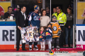 Michael Wolf (EHC Red Bull Muenchen) bei der Ehrung zu seinem letzten Hauptrundenspiel in der Hauptrundenbegegnung der Deutschen Eishockey Liga zwischen dem EHC Red Bull München und den Fischtown Pinguins Bremerhaven am 03.03.2019.