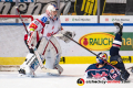 Patrick Hager (EHC Red Bull Muenchen) vor Tomas Poepperle (Torwart, Fischtown Pinguins Bremerhaven) in der Hauptrundenbegegnung der Deutschen Eishockey Liga zwischen dem EHC Red Bull München und den Fischtown Pinguins Bremerhaven am 03.03.2019.