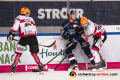 Brock Hooton (Fischtown Pinguins Bremerhaven) und Will Weber (Fischtown Pinguins Bremerhaven) gegen Frank Mauer (EHC Red Bull Muenchen) in der Hauptrundenbegegnung der Deutschen Eishockey Liga zwischen dem EHC Red Bull München und den Fischtown Pinguins Bremerhaven am 03.03.2019.