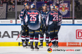 Die Kollegen beglückwünschen Daryl Boyle (EHC Red Bull Muenchen) zu seinem Treffer zum 1:3 in der Hauptrundenbegegnung der Deutschen Eishockey Liga zwischen dem EHC Red Bull München und den Fischtown Pinguins Bremerhaven am 03.03.2019.