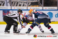 Linesman Marius Woelzmueller führt ein Bully aus zwischen Chad Nehring (Fischtown Pinguins Bremerhaven) und Matt Stajan (EHC Red Bull Muenchen) in der Hauptrundenbegegnung der Deutschen Eishockey Liga zwischen dem EHC Red Bull München und den Fischtown Pinguins Bremerhaven am 03.03.2019.