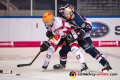 Alex Friesen (Fischtown Pinguins Bremerhaven) wird von Patrick Hager (EHC Red Bull Muenchen) bearbeitet in der Hauptrundenbegegnung der Deutschen Eishockey Liga zwischen dem EHC Red Bull München und den Fischtown Pinguins Bremerhaven am 03.03.2019.