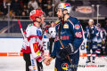 Mark Zengerle (Fischtown Pinguins Bremerhaven) beim Shakehands mit Andreas Eder (EHC Red Bull Muenchen) in der Hauptrundenbegegnung der Deutschen Eishockey Liga zwischen dem EHC Red Bull München und den Fischtown Pinguins Bremerhaven am 03.03.2019.