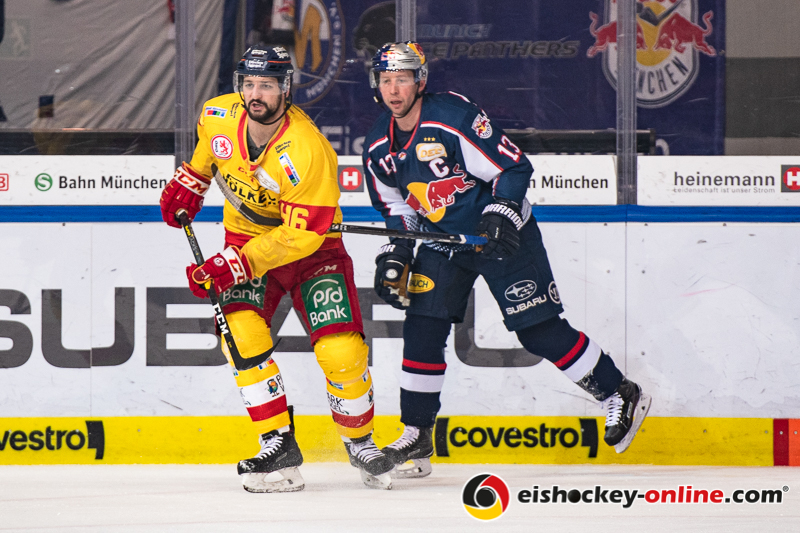 Kevin Marshall (Duesseldorfer EG) und Michael Wolf (EHC Red Bull Muenchen) in der Hauptrundenbegegnung der Deutschen Eishockey Liga zwischen dem EHC Red Bull München und der Düsseldorfer EG am 03.02.2019.