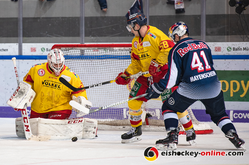 Mathias Niederberger (Torwart, Duesseldorfer EG) und Ryan McKiernan (Duesseldorfer EG) verteidigen gegen Jakob Mayenschein (EHC Red Bull Muenchen) in der Hauptrundenbegegnung der Deutschen Eishockey Liga zwischen dem EHC Red Bull München und der Düsseldorfer EG am 03.02.2019.