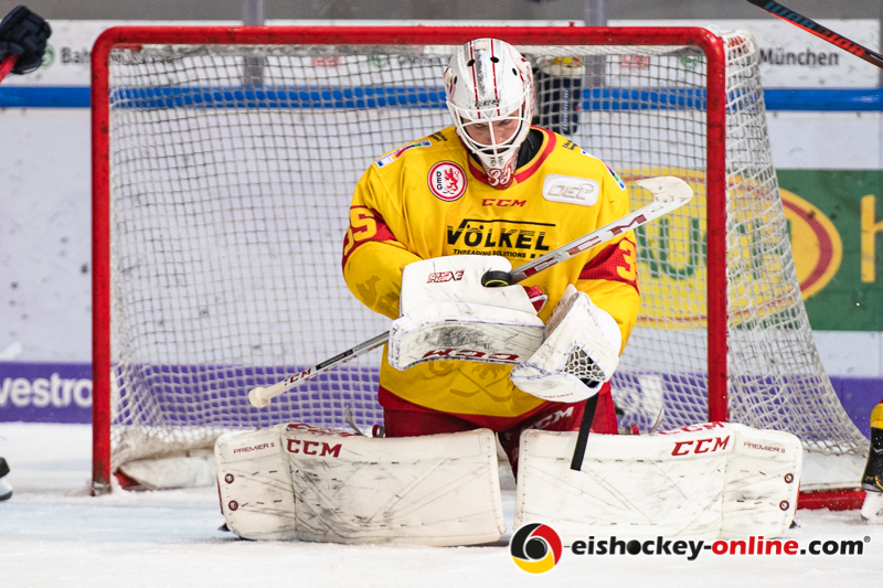 Mathias Niederberger (Torwart, Duesseldorfer EG) bei der Abwehr eines Schusses in der Hauptrundenbegegnung der Deutschen Eishockey Liga zwischen dem EHC Red Bull München und der Düsseldorfer EG am 03.02.2019.