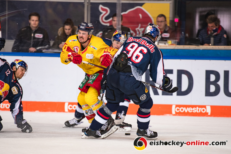 Manuel Strodel (Duesseldorfer EG)  und Andreas Eder (EHC Red Bull Muenchen) in der Hauptrundenbegegnung der Deutschen Eishockey Liga zwischen dem EHC Red Bull München und der Düsseldorfer EG am 03.02.2019.