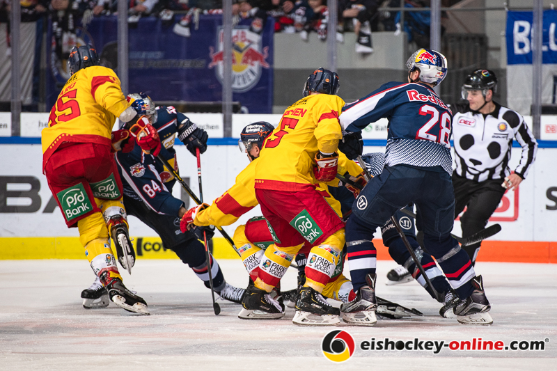 Alexandre Picard (Duesseldorfer EG) und Patrick Koeppchen (Duesseldorfer EG) verteidigen gegen Trevor Parkes (EHC Red Bull Muenchen) und Frank Mauer (EHC Red Bull Muenchen) in der Hauptrundenbegegnung der Deutschen Eishockey Liga zwischen dem EHC Red Bull München und der Düsseldorfer EG am 03.02.2019.