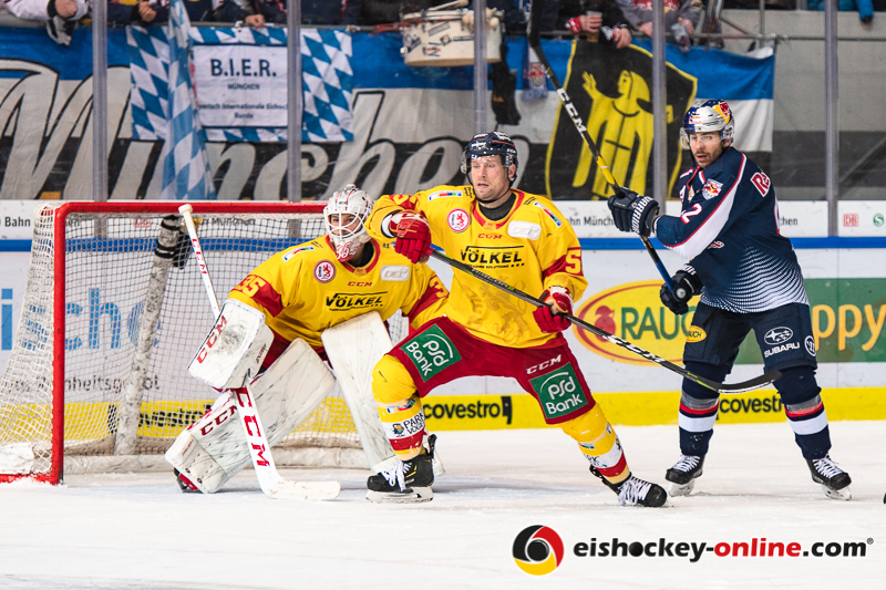 Mathias Niederberger (Torwart, Duesseldorfer EG) und Patrick Koeppchen (Duesseldorfer EG) gegen Yasin Ehliz (EHC Red Bull Muenchen) in der Hauptrundenbegegnung der Deutschen Eishockey Liga zwischen dem EHC Red Bull München und der Düsseldorfer EG am 03.02.2019.