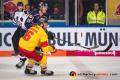 Konrad Abeltshauser (EHC Red Bull Muenchen) und John Henrion (Duesseldorfer EG) in der Hauptrundenbegegnung der Deutschen Eishockey Liga zwischen dem EHC Red Bull München und der Düsseldorfer EG am 03.02.2019.