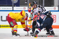 Linesman Andreas Hofer führt ein Bully aus zwischen Ken Andre Olimb (Duesseldorfer EG) und Mark Voakes (EHC Red Bull Muenchen) in der Hauptrundenbegegnung der Deutschen Eishockey Liga zwischen dem EHC Red Bull München und der Düsseldorfer EG am 03.02.2019.