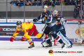 Danny aus den Birken (Torwart, EHC Red Bull Muenchen) und Keith Aulie (EHC Red Bull Muenchen) verteidigen gegen Calle Ridderwall (Duesseldorfer EG) in der Hauptrundenbegegnung der Deutschen Eishockey Liga zwischen dem EHC Red Bull München und der Düsseldorfer EG am 03.02.2019.