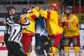 Die Linesman versuchen eine Auseinandersetzung zwischen Ryan McKiernan (Duesseldorfer EG) und Keith Aulie (EHC Red Bull Muenchen) zu schlichten in der Hauptrundenbegegnung der Deutschen Eishockey Liga zwischen dem EHC Red Bull München und der Düsseldorfer EG am 03.02.2019.
