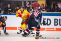 Manuel Strodel (Duesseldorfer EG)  und Andreas Eder (EHC Red Bull Muenchen) in der Hauptrundenbegegnung der Deutschen Eishockey Liga zwischen dem EHC Red Bull München und der Düsseldorfer EG am 03.02.2019.