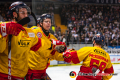 Ryan McKiernan (Duesseldorfer EG) wird nach seinem Anschlusstreffer zum 1:2 von den Teamkameraden abgeklatscht in der Hauptrundenbegegnung der Deutschen Eishockey Liga zwischen dem EHC Red Bull München und der Düsseldorfer EG am 03.02.2019.