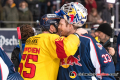 Shakehands zwischen Patrick Koeppchen (Duesseldorfer EG) und Danny aus den Birken (Torwart, EHC Red Bull Muenchen) in der Hauptrundenbegegnung der Deutschen Eishockey Liga zwischen dem EHC Red Bull München und der Düsseldorfer EG am 03.02.2019.